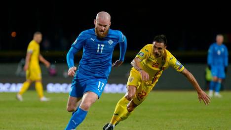 Islands Mittelfeldspieler Aron Gunnarsson (l.) im Playoff-Halbfinale gegen Rumänien