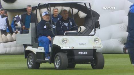 Diego Maradona versetzt seine Fans in Sorge. Bei einem Auftritt offenbart er Probleme beim Gehen und Sprechen.