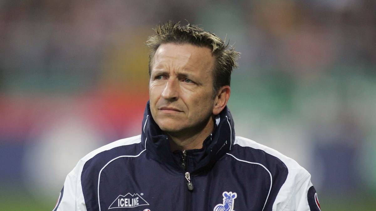 KOPFSTOSS-TRAINER: Am 6. Dezember 2005 sorgt Norbert Meier für Kopfschütteln bei allen Beteiligten. Der damalige Trainer des MSV Duisburg gerät mit dem Köln-Profi Albert Streit aneinander und sorgt für eine legendäre Schauspieleinlage