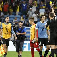 Die FIFA belegt Uruguays Fußball-Rüpel mit den erwartet harten Strafen. Im Brennpunkt steht dabei der deutsche WM-Schiedsrichter Daniel Siebert.