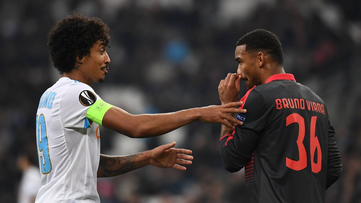 Auf der Sechs von Marseille führt ein alter Bekannter Regie: Luiz Gustavo (l.). Der Ex-Bayer ist absoluter Stammspieler. Während ihm in der Ligue 1 bereits fünf Tore und zwei Assists gelangen, gibt er auf europäischer Bühne eher den Abfangjäger. Auch sein Nebenmann Andre Zambo Anguissa konzentriert sich eher aufs Verteidigen. Aufgrund der Offensivstärke geht der Punkt an RB: 2:1
