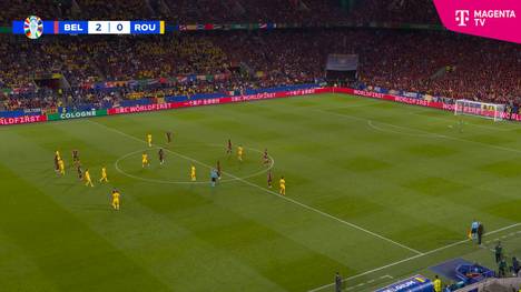 Hier leitet Koen Casteels mit einem perfekten Pass das 2:0 der Belgier bei der UEFA EURO 2024 ein. 