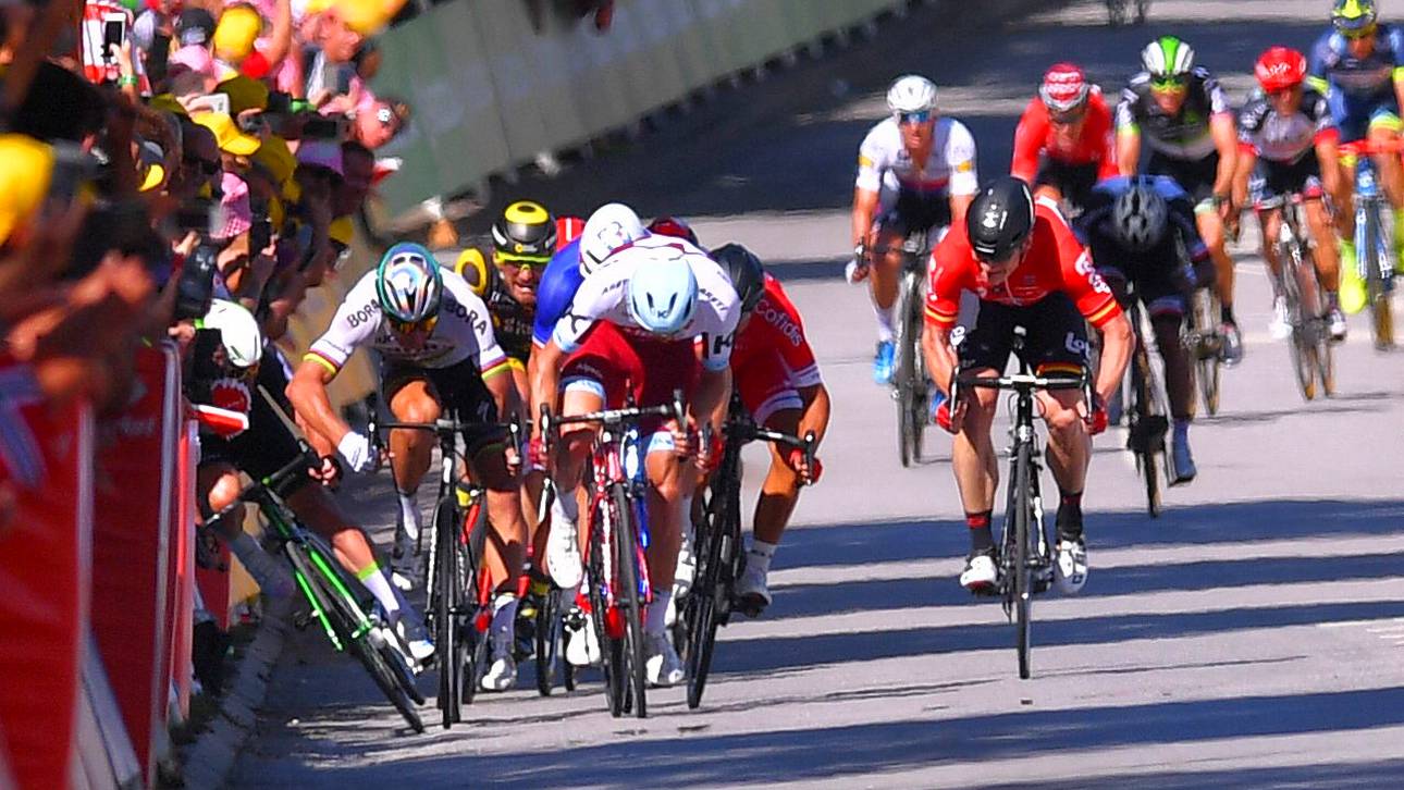Peter Sagan (2.v.l.) sorgte mit seinem Rempler gegen Mark Cavendish (l.) für einen Skandal