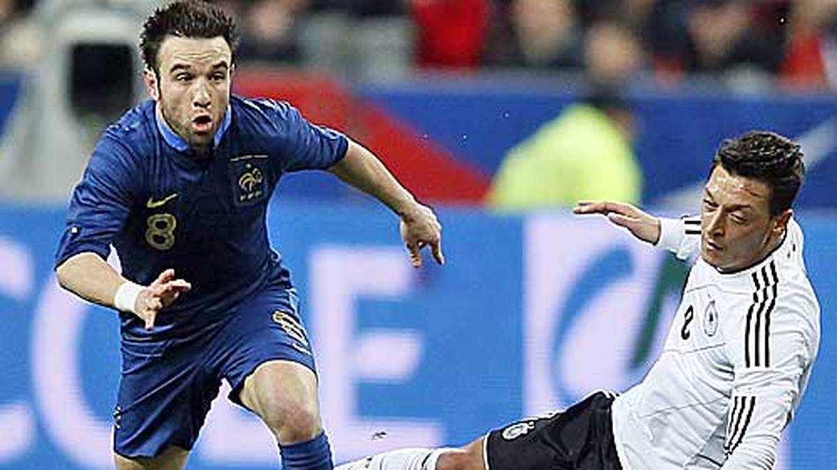 Am 6. Februar 2013 startet das Team von Joachim Löw mit einem 2:1-Sieg im Stade de France ins Länderspiel-Jahr. Die Franzosen tun sich in der der ersten Halbzeit schwer und Deutschland dominiert das Spiel. Das Tor gelingt aber Les Bleus. Kurz vor der Pause erzielt Matthieu Valbuena die Führung