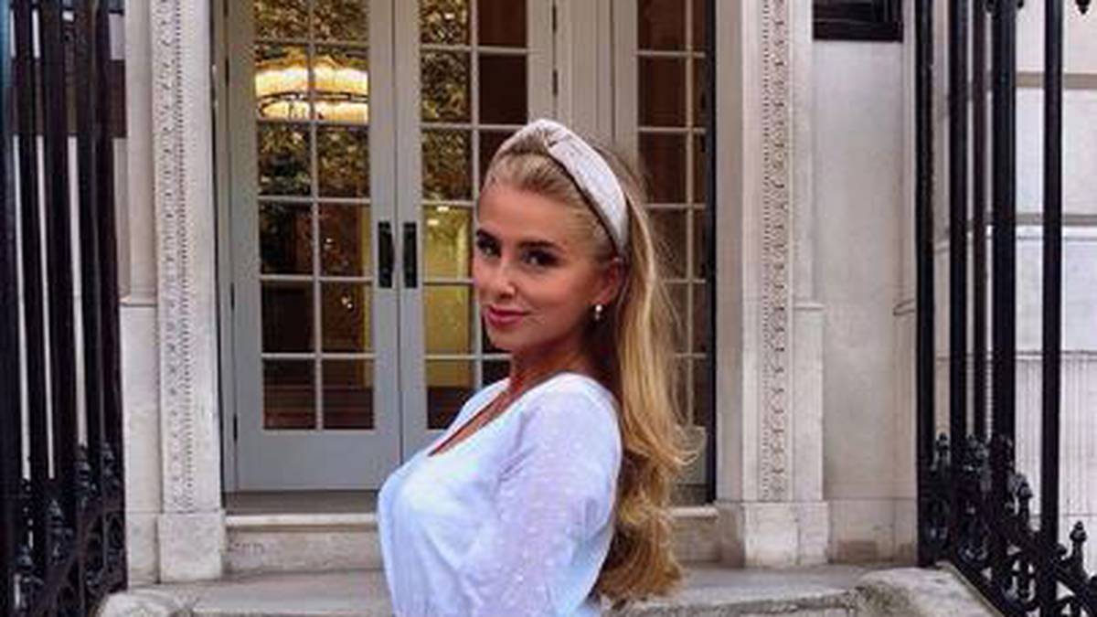 Bernd Lenos Liebe Sophie-Christin zeigt sich hier ganz in weiß vor einer Treppe - sehr schick!