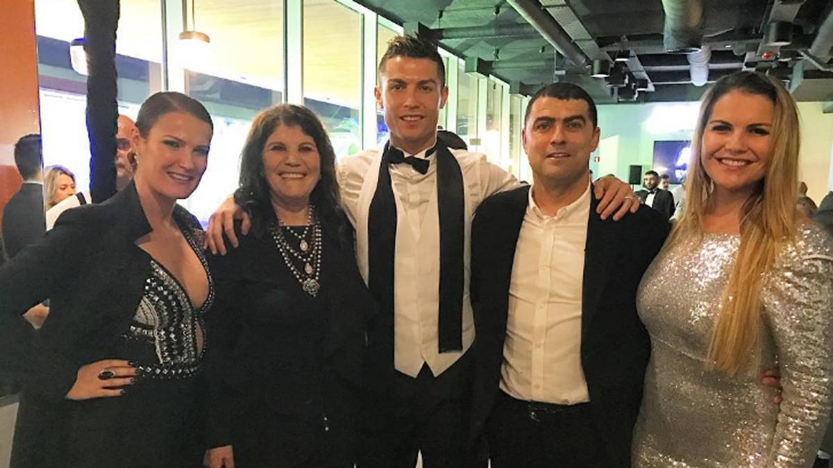 Lustig: Auch die Mutter von Cristiano Ronaldo feiert Geburtstag. Da ist der Gewinner des Ballon d'Or an Silvester natürlich auch bei seiner Familie