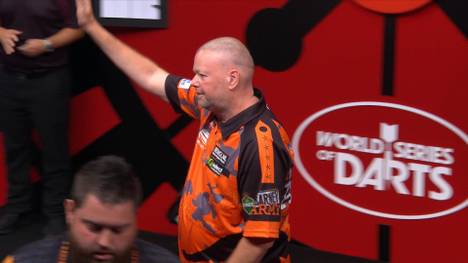 Raymond van Barneveld hat bei den World Series of Darts Finals ein Ausrufezeichen gesetzt. Beim Turnier in seinem Heimatland bezwang der Niederländer Weltmeister Michael Smith.