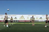 Die Stars von Real Madrid haben sichtlich Spaß bei der Vorbereitung auf den Liga-Restart. Toni Kroos und seine Kollegen zeigen beim Fußball-Tennis das ein oder andere Kabinettstückchen.