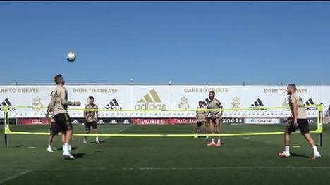 Die Stars von Real Madrid haben sichtlich Spaß bei der Vorbereitung auf den Liga-Restart. Toni Kroos und seine Kollegen zeigen beim Fußball-Tennis das ein oder andere Kabinettstückchen.