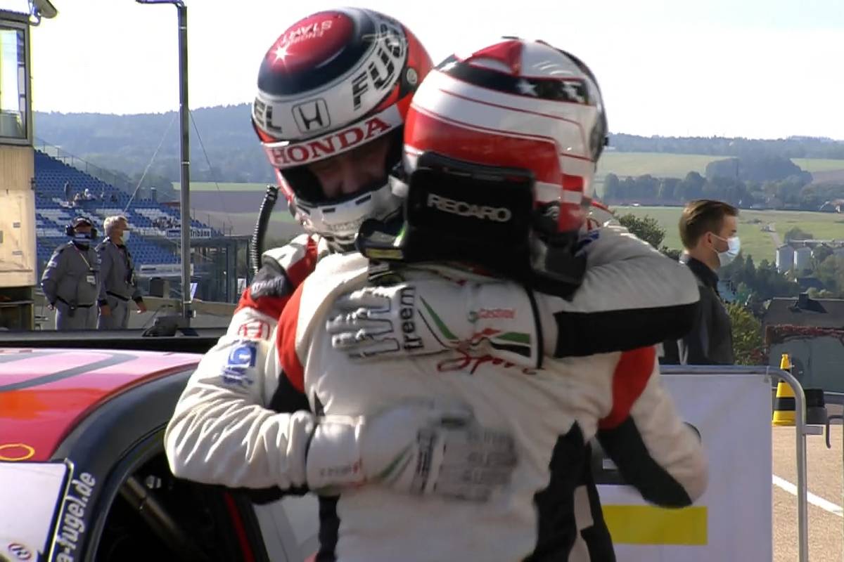 Dominik und Marcel Fugel können sich im ersten Wertungslauf der TCR am Sachsenring gegen die Konkurrenz durchsetzen.