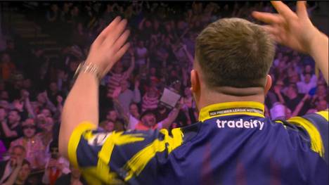 Luke Littler legt sich erneut mit den Fans bei der Premier League of Darts an, da ein Fan bei einem Doppelversuch in den Wurf pfeift. Littler gewinnt dennoch das Leg und reagiert dann sauer in Richtung des Pfiffs.