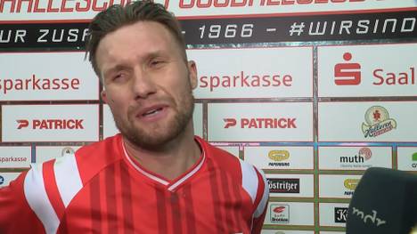 Der Hallesche FC kassiert eine 2:4-Niederlage gegen den 1. FC Lok Leipzig. Im TV-Interview nach der Partie platzt Verteidiger Jan Löhmannsröben der Kragen. Auch der Reporter bekommt seinen Frust zu spüren. 