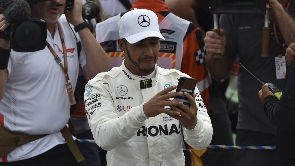 Ein Selfie darf bei Hamilton nach seinem Triumph selbstverständlich auch nicht fehlen