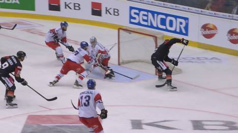 Das dezimierte DEB Team verliert den Auftakt der Vorbereitung auf die WM gegen Tschechien mit 2:6. Schmölz trifft beim zweiten Treffer der Deutschen besonders sehenswert. 