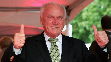 Lattek Daumen hoch Udo Lattek hat die Bundesliga geprägt, wie kaum ein anderer Trainer
