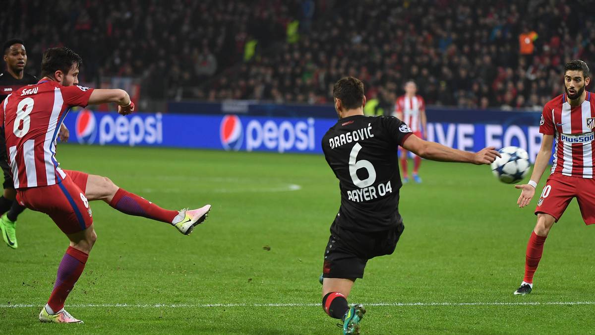 ALEKSANDAR DRAGOVIC: Erwischte einen rabenschwarzen Tag und war im Abwehrzentrum mehrfach überfordert. Vor dem 0:2 schlug er im Mittelfeld ein Luftloch, verursachte im zweiten Durchgang den vorentscheidenden Elfmeter an Gameiro. Davon dass der Tatort knapp außerhalb des Sechzehners lag, kann sich der Österreicher auch nichts kaufen - SPORT1-Note: 6