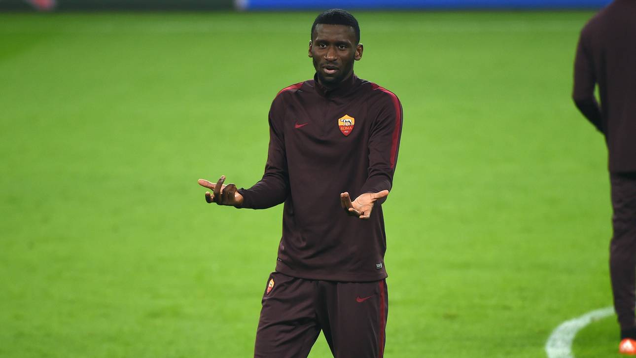 Tifosi bewerfen Roma-Bus mit Eiern