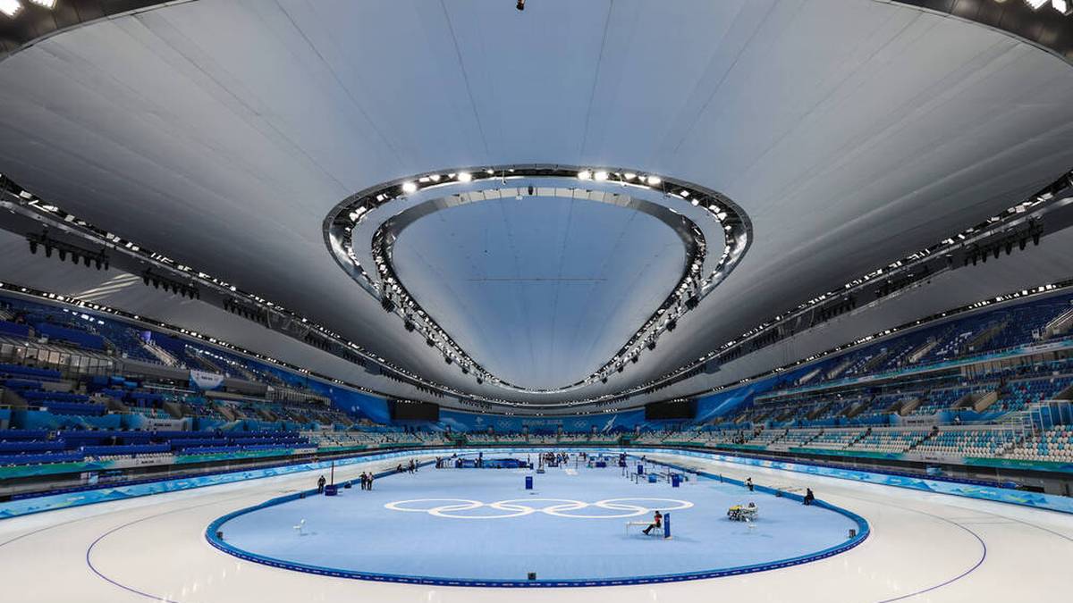 Das 1968 erbaute Hauptstadt-Hallenstadion dient als Sportstätte für Volleyball, Tischtennis, Badminton, Basketball, Turnen - und für die Winterspiele nun für Eiskunstlauf und Eishockey.