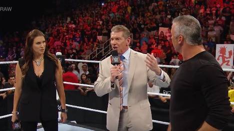 Vince McMahon (M.) hetzte bei WWE Monday Night RAW Tochter Stephanie und Sohn Shane aufeinander