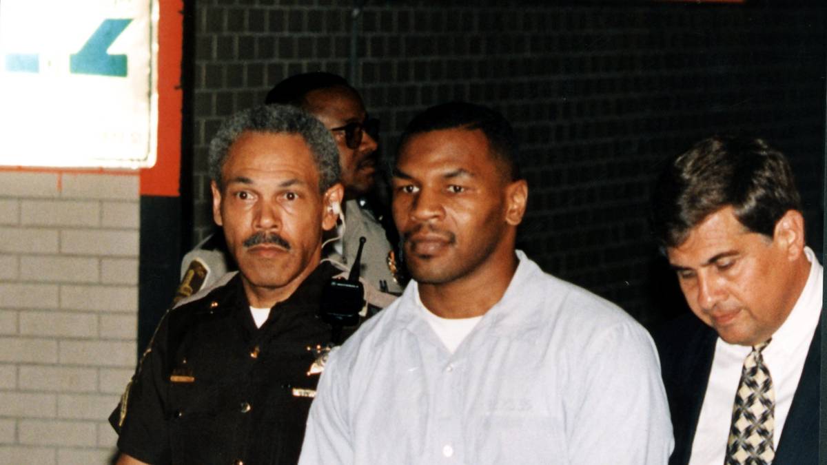 Mike Tyson (Vergewaltigung und Körperverletzung/insgesamt sieben Jahre): Einst wurde Mike Tyson jüngster Schwergewichts-Weltmeister der Geschichte, und auch abseits des Ringes sorgte er für Schlagzeilen: durch Skandale. Der heute 53-Jährige landete zweimal hinter Gittern