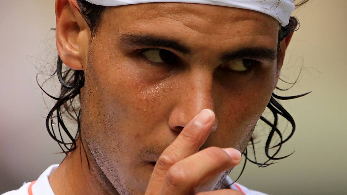 Dort angekommen, wird sich der Schweiß von der Nase gewischt. Beim ersten Aufschlag wird vor der Nase noch das Shirt zurechtgezupft - erst auf der linken Schulter, dann auf der rechten. Ist es der zweite Auschlag, fällt die Schulterroutine weg und er wischt sich nur über die Nase