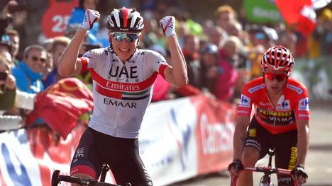Primoz Roglic (r.) führt die Gesamtwertung bei der Vuelta an