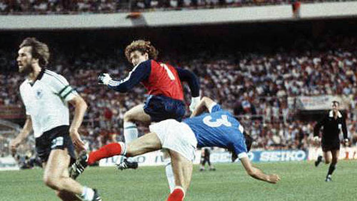 24 Jahre später kommt es bei der WM in Spanien erneut zum Duell. Das Spiel geht als "Thriller von Sevilla"  in die WM-Geschichte ein. Toni Schumachers brutales Foul an Patrick Battiston sorgt bei den Franzosen für Empörung. Schumacher stürmt aus dem Tor und springt Battiston an, der Franzose ist zuerst bewusstlos, wird später mit Gehirnerschütterung und angebrochenem Halswirbel in eine Klinik gebracht