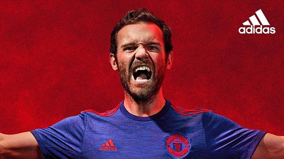 Auch bei Juan Mata macht die von den Fans nicht gerade mit Begeisterung aufgenommene Trikotfarbe doch einen guten Eindruck