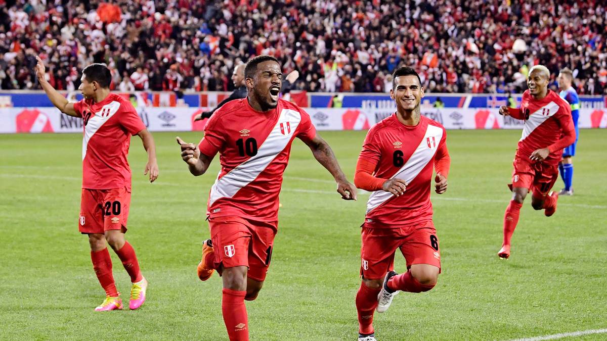 Peru. Erstmals seit 1982 sind die Südamerikaner wieder bei einer WM dabei. In den Playoffs setzten sich die Südamerikaner um Jefferson Farfan (v.) und Kapitän Paolo Guerrero, der nach seiner Dopingsperre nun doch spielen darf, gegen Neuseeland durch