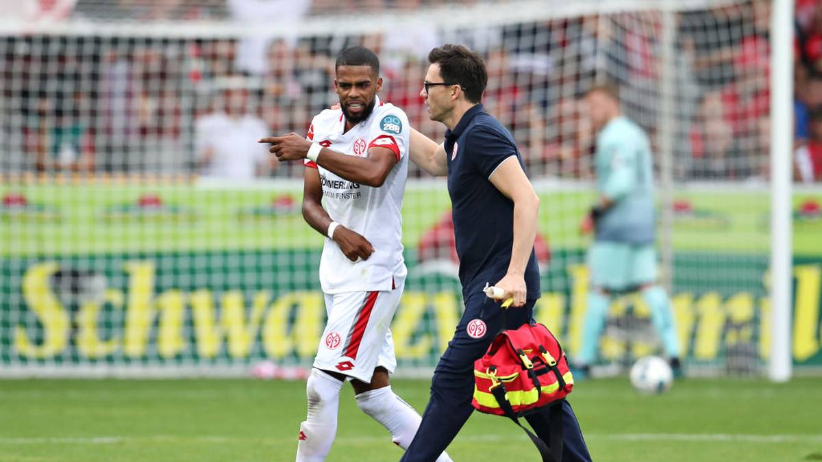 FSV MAINZ 05: Leihgabe Aarón Martín wurde fest verpflichtet, dazu der Niederländer Jeremiah St. Juste (l.) von Feyenoord Rotterdam für neun Millionen Euro präsentiert. Insgesamt gab Mainz mehr als 30 Millionen Euro aus. Viel dürfte nicht mehr passieren