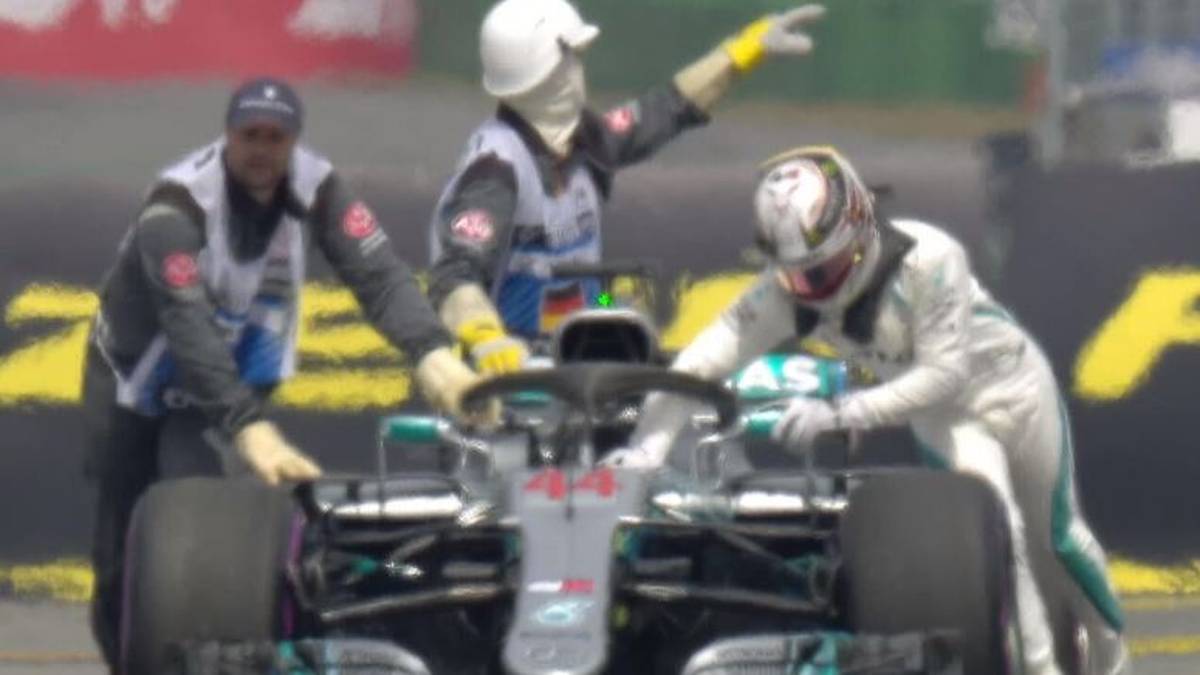 Lewis Hamilton versucht vergeblich, seinen Mercedes in die Box zu schieben
