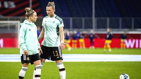 Svenja Huth (l.) verabschiedet sich von der Nationalmannschaft