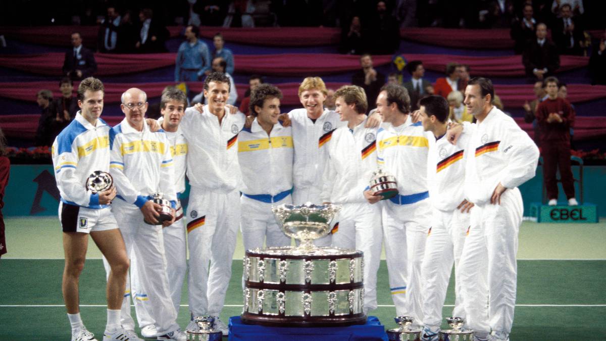 1989 DEUTSCHLAND – SCHWEDEN: Nur ein Jahr später kommt es in Stuttgart erneut zum Duell mit Schweden. Boris Becker ist nicht zu stoppen: Er lässt Mats Wilander und Stefan Edberg keine Chance