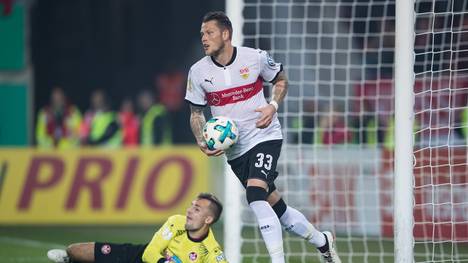VfB Stuttgarts Daniel Ginczek gleicht per Elfmeter zum zwischenzeitlichen 1:1 aus