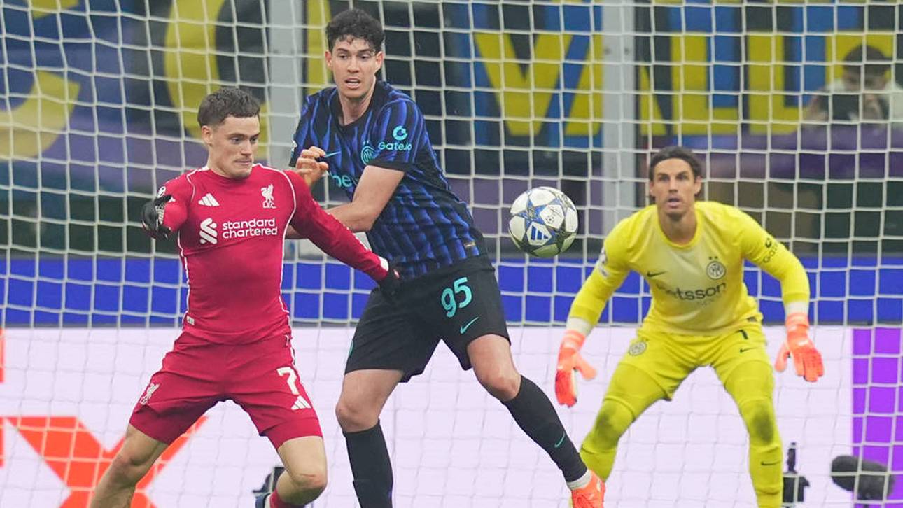 Florian Wirtz (l.) ging im Strafraum zu Boden