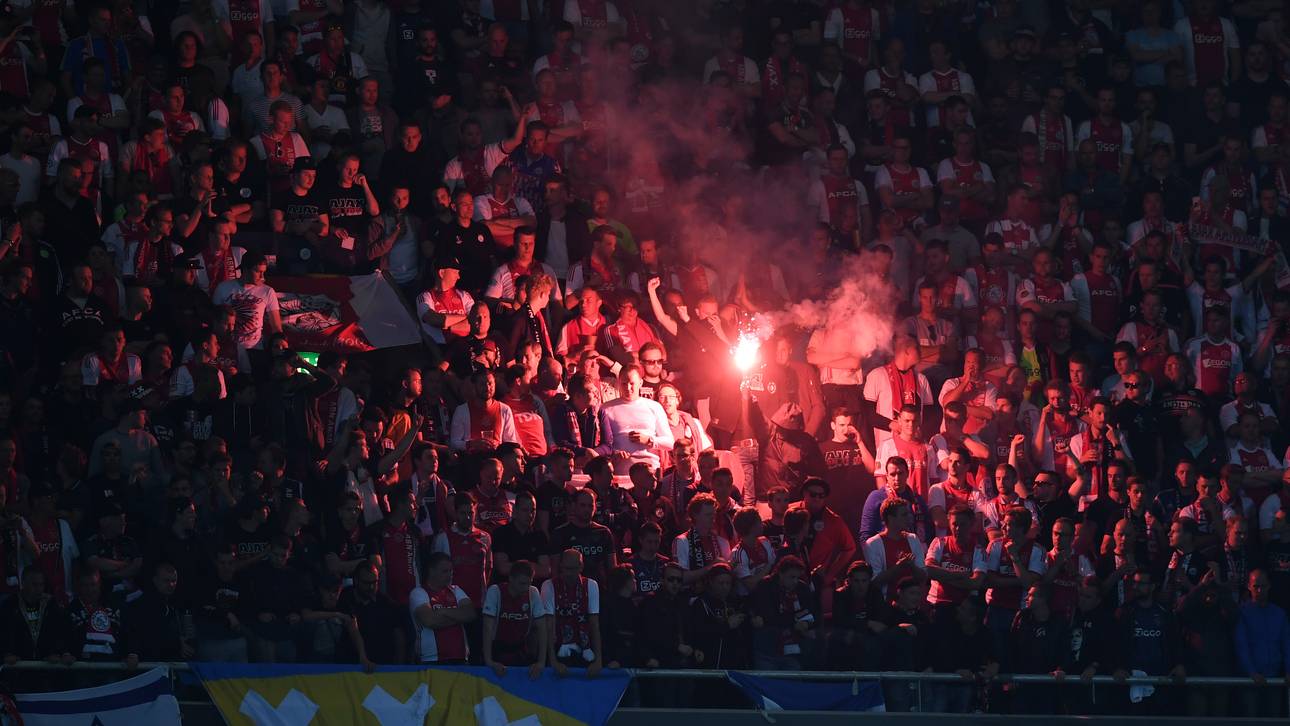 Fans werfen Sitze nach Ajax-Profis