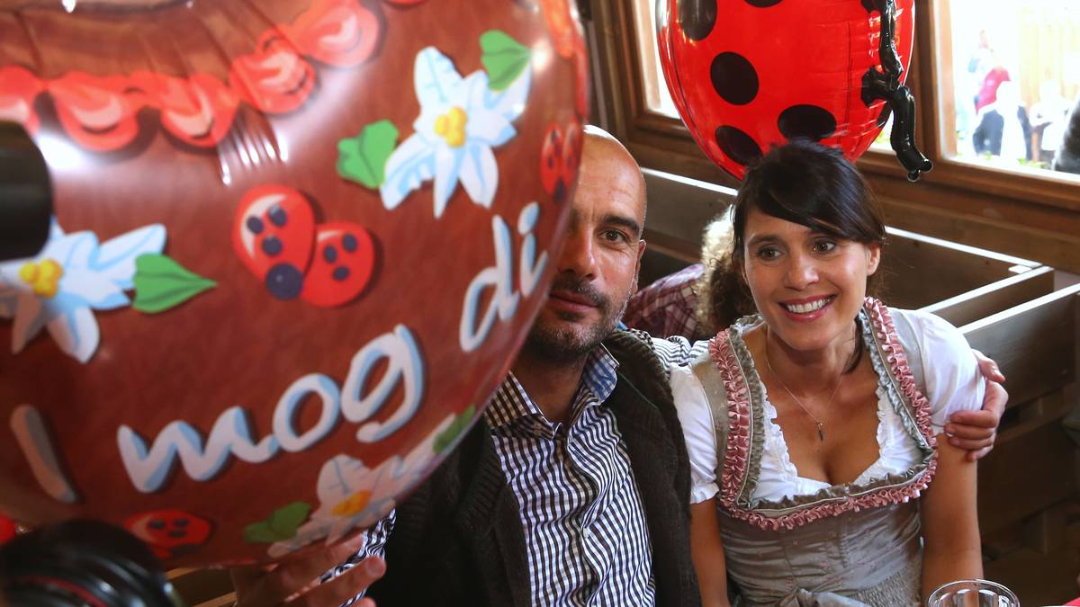 Pep Guardiola und seine Frau Cristina Serra verstecken sich hinter einem Luftballon