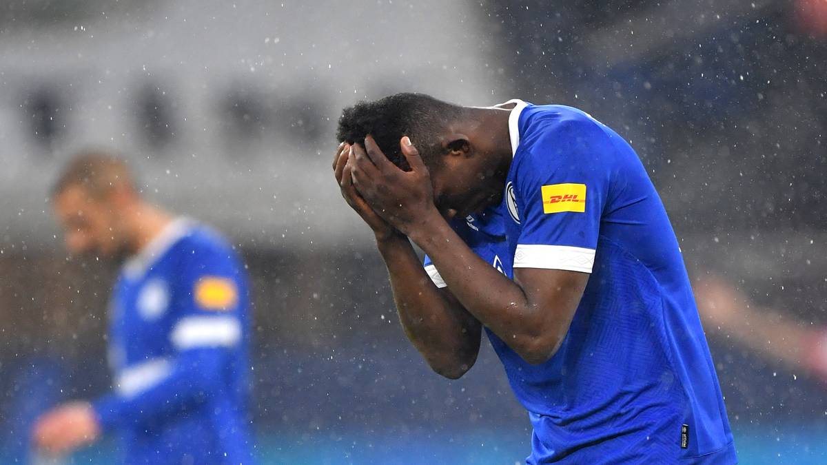 Schon während der Partie sehen sich Breel Embolo und seine Kollegen gellenden Pfiffen, wüsten Beschimpfungen und Schmähgesängen ausgesetzt. Nach der Partie kippt die Stimmung dann vollends 