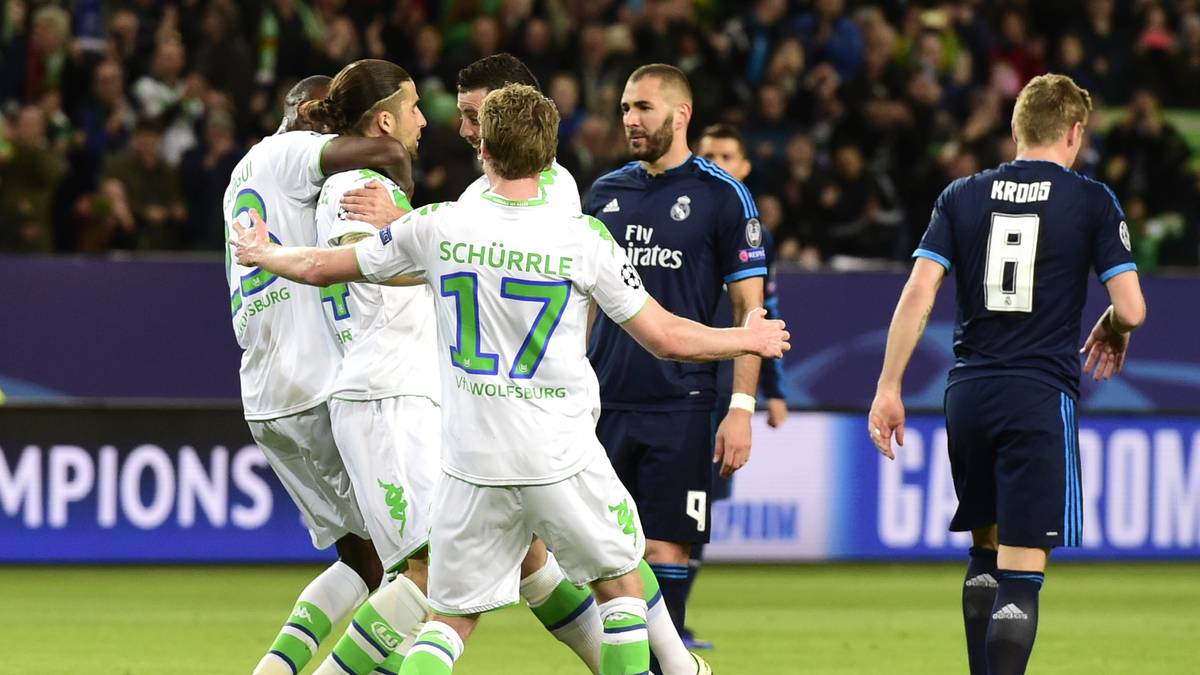 Reals Stars Karim Benzema und Toni Kroos wähnen sich beim Jubel der Wolfsburger wohl im falschen Film