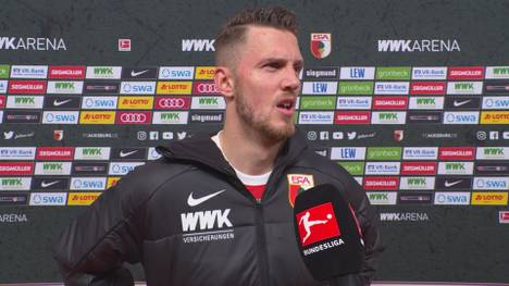 Jeffrey Gouweleeuw verteidigt die Auswechselbank des FC Augsburg, die in dieser Saison schon häufig durch Diskussionen und Rudelbildungen auf sich aufmerksam gemacht hat.
