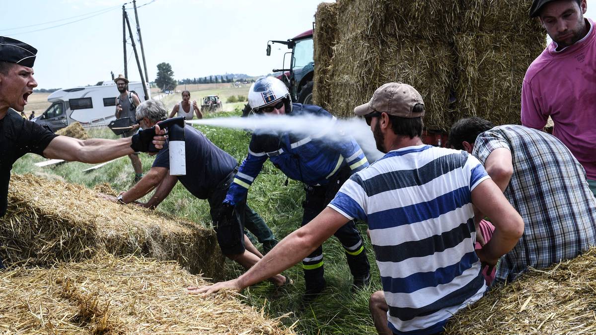 Dabei setzt die Gendarmerie aber auch Pfefferspray gegen die Demonstranten ein, das dann den Radprofis in die Augen weht