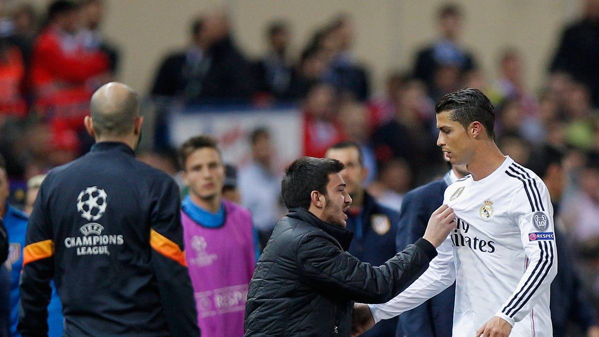 Einem Flitzer ist das völlig egal. Er stürmt aufs Spielfeld - für einen kurzen Kontakt mit seinem Idol