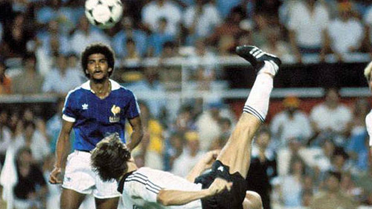Aber vor allem das Spiel selbst ist legendär. 3:3 heißt es bei der WM 1982 nach 120 Minuten. Klaus Fischer sorgt in buchstäblich letzter Sekunde per Fallrückzieher für den Ausgleich. Der Treffer wird später zum Tor des Jahres gekürt
