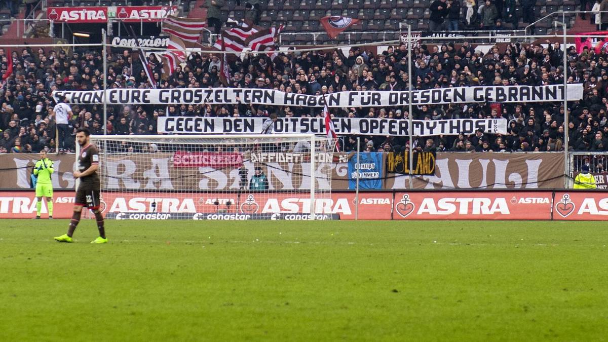 Banner von Fans des FC St. Pauli
