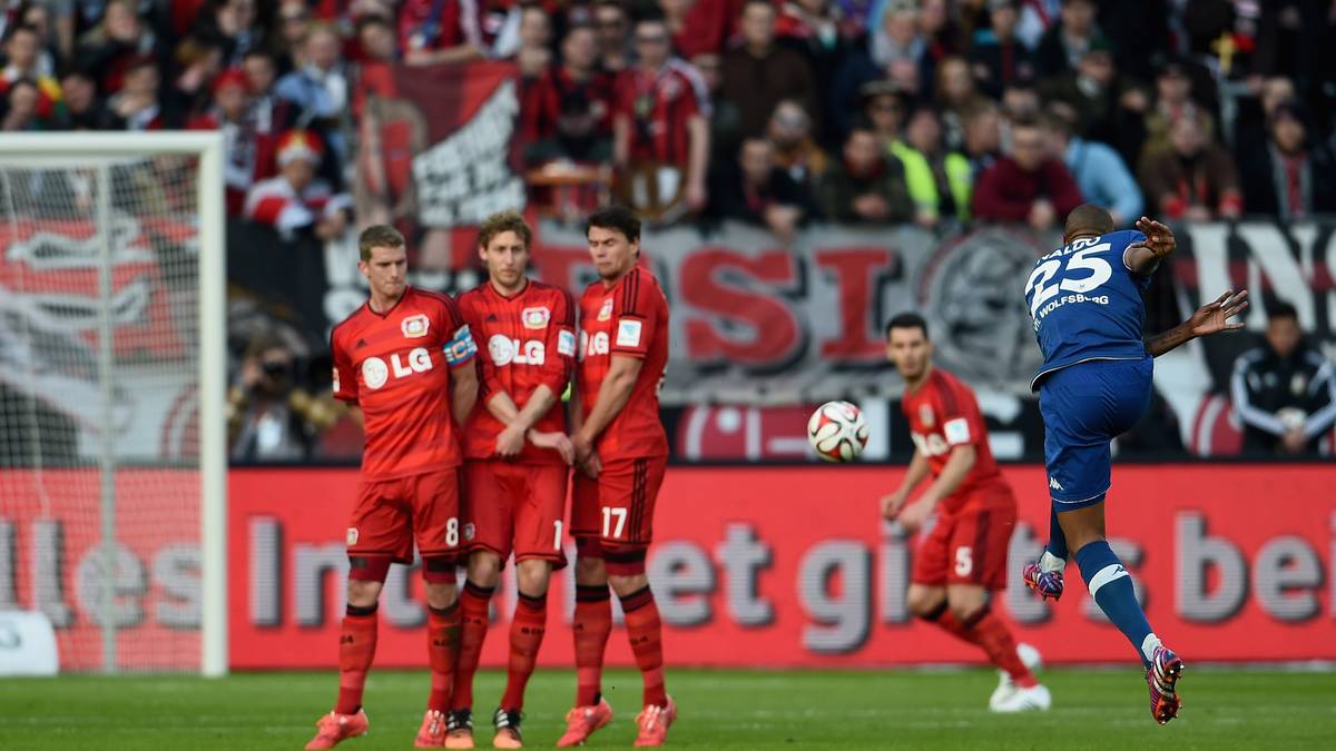 Bayer kommt nicht dazu zurückzuschlagen. Denn Wolfsburgs Abwehrchef Naldo (r.) legt mit einem krachenden Freistoß das 0:2 nach (17.)
