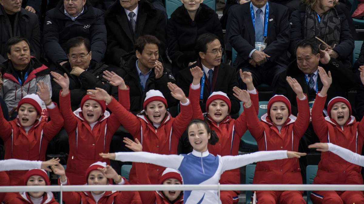 Die nordkoreanischen Cheerleader mit einer Demonstration ihres Choreographie-Könnens beim ersten Eishockey-Spiel des gesamtkoreanischen Teams gegen die Schweiz
