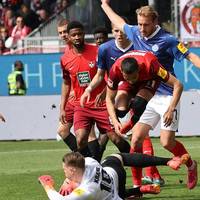 Der Hamburger SV erfüllt seine Pflicht in Braunschweig. Holstein Kiel strauchelt dagegen gegen einen Abstiegskandidaten.