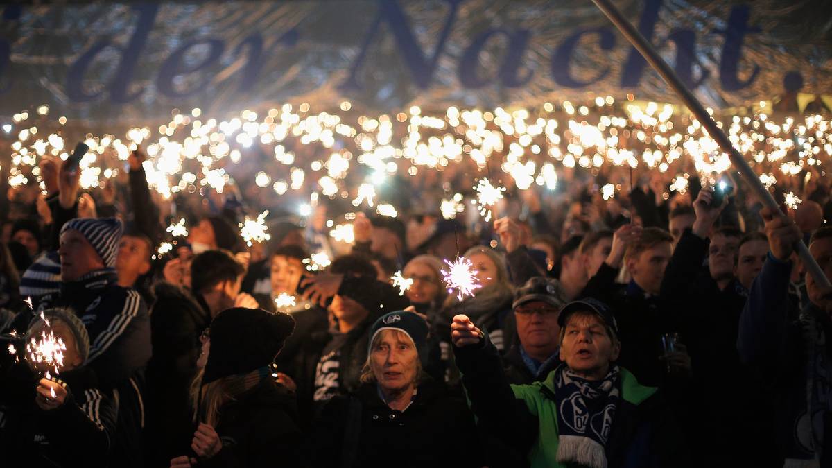 Auf Schalke stimmen sich die Fans der Königsblauen schon auf Weihnachten ein
