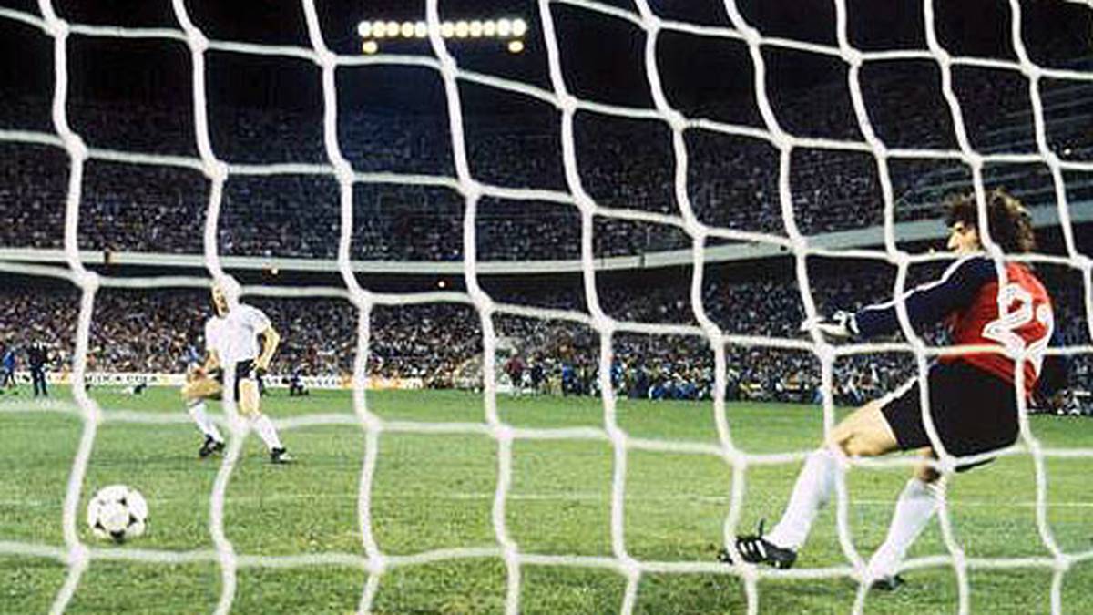 Erstmals in der WM-Geschichte muss ein Spiel durch Elfmeterschießen entschieden werden. Nach dem verschossenen Strafstoß von Uli Stielike wähnt sich Frankreich bereits auf der Siegerstraße. Doch Schumacher pariert die Elfer von Didier Six und Maxime Bossis. Horst Hrubesch behält die Nerven und schießt Deutschland ins Endspiel 