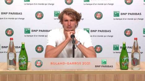 Im Halbfinale der French Open musste Alexander Zverev eine bittere Niederlage in fünf Sätzen gegen Stefanos Tsitsipas hinnehmen. Der Deutsche zeigt sich deutlich angefressen.
